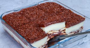 Nepečený dezert: Sušenkový základ s vanilkovým a čokoládovým krémem