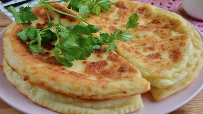Česnekové placky plněné sýrem – tip na rychlou a teplou večeři!