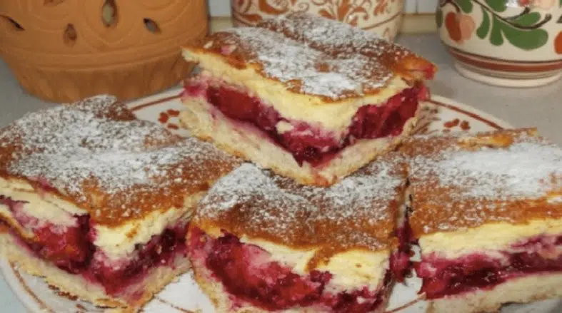 Švestkový koláč s vanilkovým krémem a smetanou – pochutná si celá rodina!