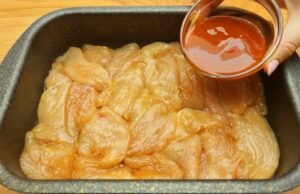 zapečená kuřecí prsa s bramborami- jednoduchý a rychlý oběd z trouby 