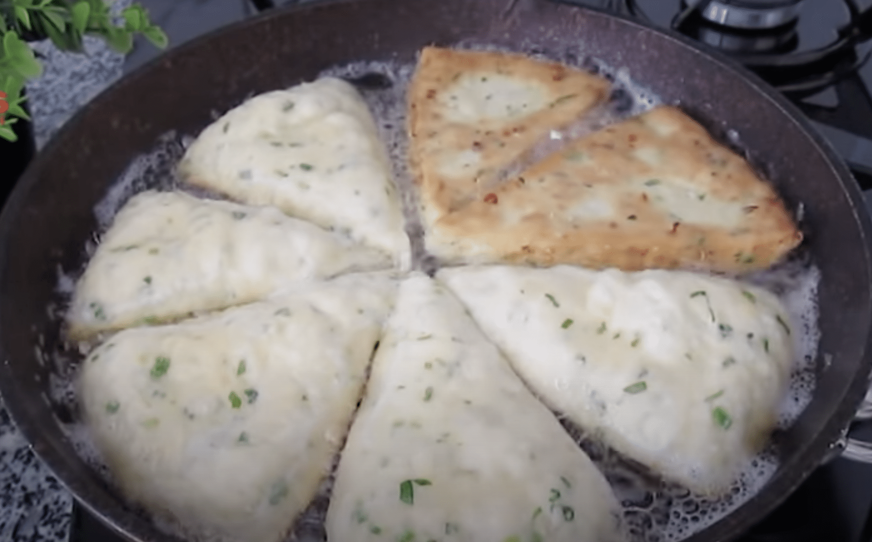 vyzkoušejte tyto fantastické sýrové placky s petrželkou!