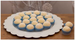 Kokosové kuličky: Recept na rychlé nepečené vánoční cukroví, které se rozplývá na jazyku kokosové kuličky, které by neměly chybět na svátečním stole – vánoční cukroví