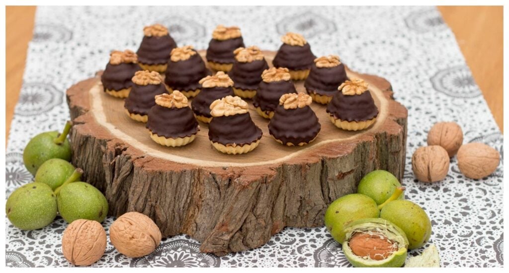 Ořechové košíčky s nádivkou a čokoládovou polevou – vánoční cukroví