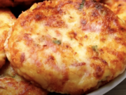 bramborové placičky s šunkou a sýrem – levné a rychlé jídlo