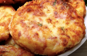 bramborové placičky s šunkou a sýrem – levné a rychlé jídlo