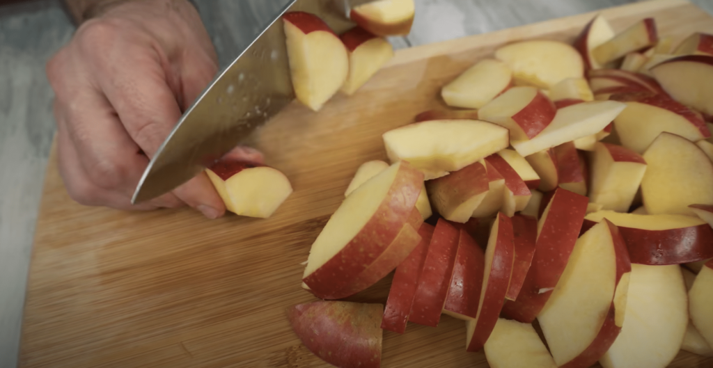 nakrájejte jablka, nalijte těsto a upečte – jednoduchý jablečný koláč