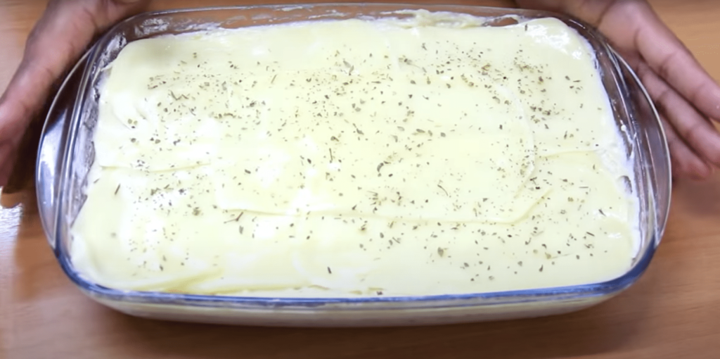 un castron umplut cu cartofi, șuncă și brânză - un prânz rapid într-o tavă de copt