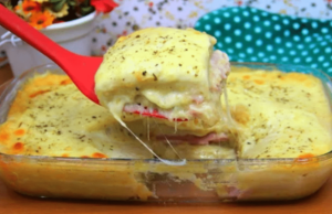 mísa plněná brambory, šunkou a sýrem – rychlý oběd v zapékací míse