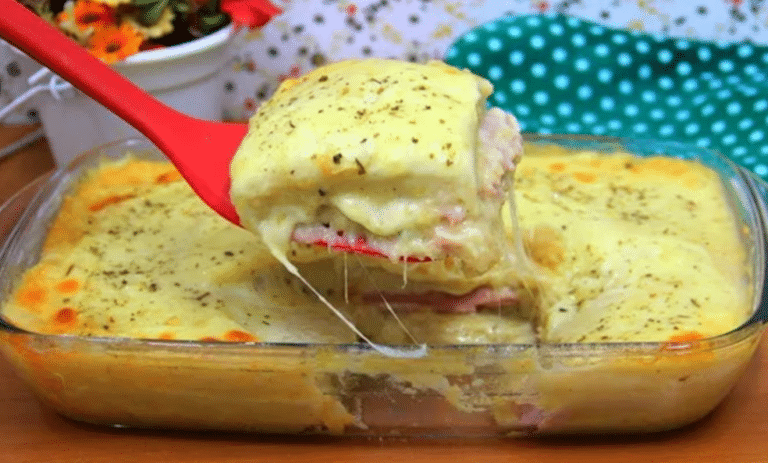mísa plněná brambory, šunkou a sýrem – rychlý oběd v zapékací míse