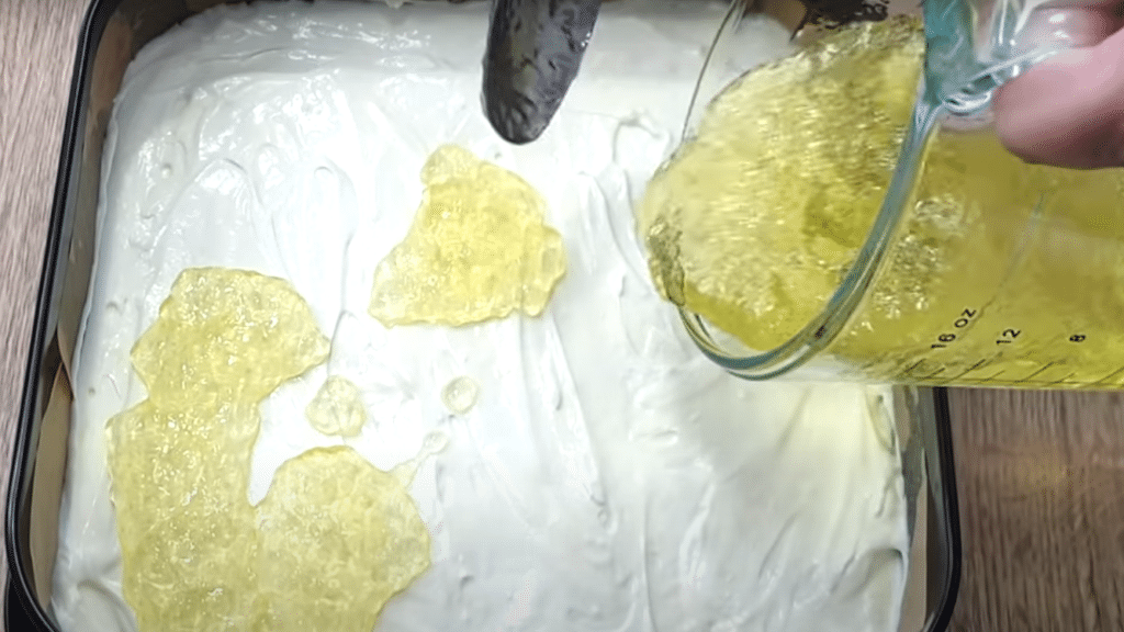 nepečený citrónový dezert – jen naskládáte piškoty s krémem a polijete polevou