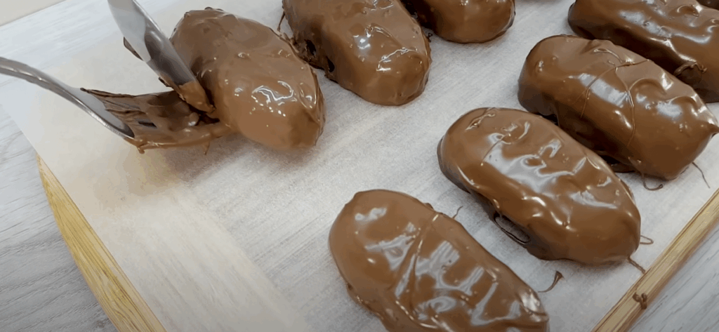 připravte si kokosové tyčinky s čokoládovou polevou bez pečení – recept na vánoční cukroví připravte si kokosové tyčinky s čokoládovou polevou bez pečení – recept na vánoční cukroví