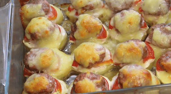 Pečené brambory s rajčaty a mletým masem v jednom pekáči