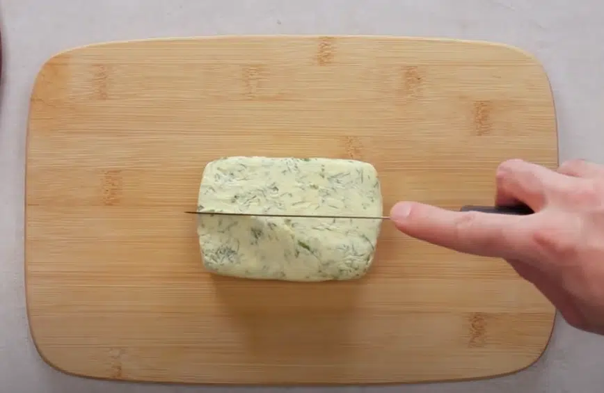 Směs si nakrájíme na malé kousky. 