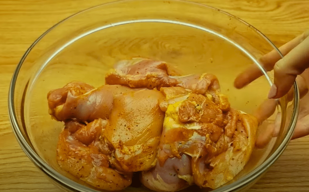 kuřecí stehýnka se zeleninou z plechu: velmi chutný a lahodný oběd