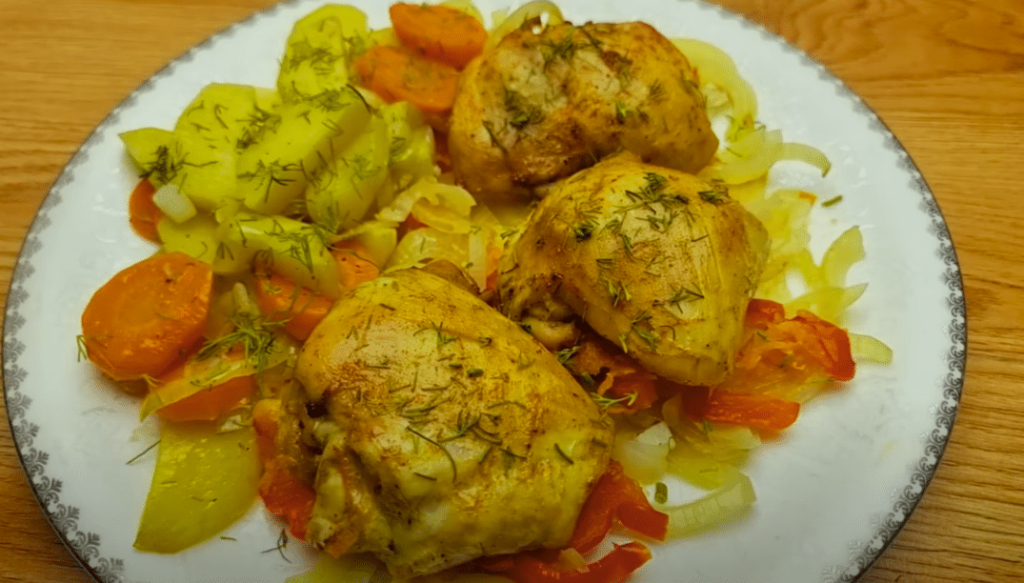 kuřecí stehýnka se zeleninou z plechu: velmi chutný a lahodný oběd