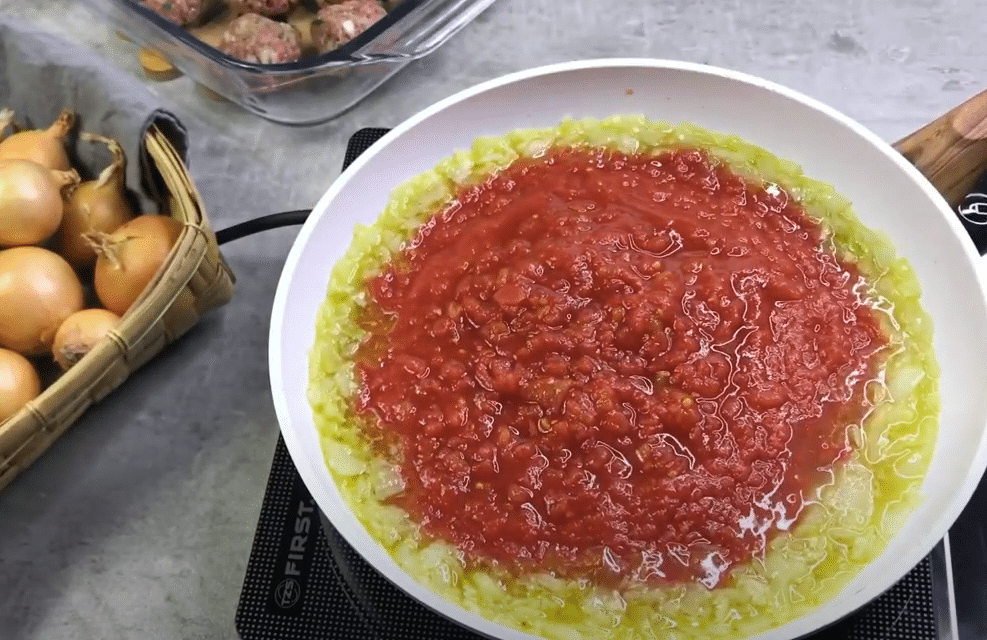 zapečené masové koule s rajčatovou omáčkou – skvělý tip na oběd