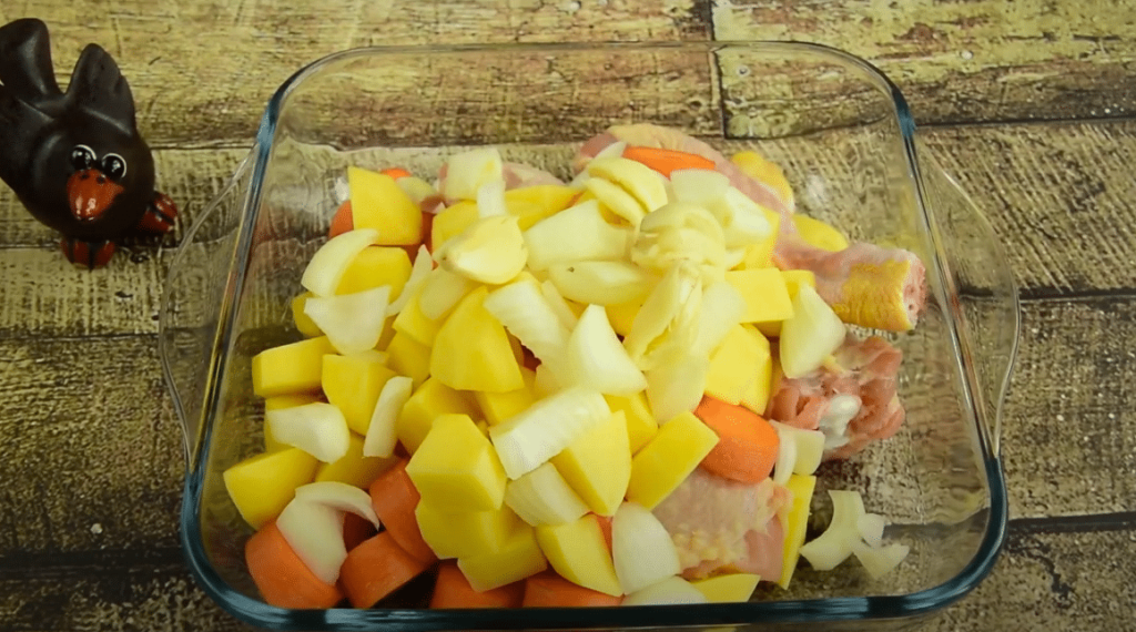 geniální oběd z jednoho pekáče – kuřecí stehna s bramborami a zeleninou