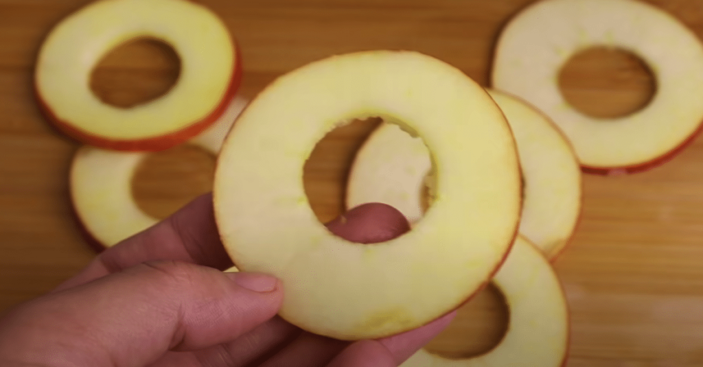 velmi lahodný jablečný koláč, který má lehkou přípravu – recept si uložte