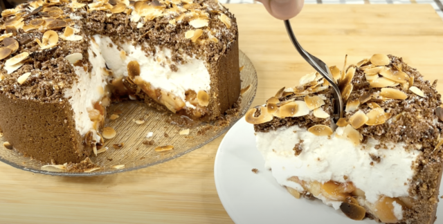 Recept na dort s ořechovým těstem, jablky a chutným krémem