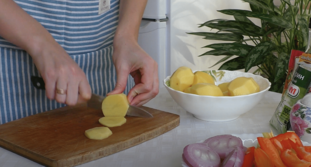 vynikající recept na kuřecí špízy s bramborami – vše z jednoho plechu