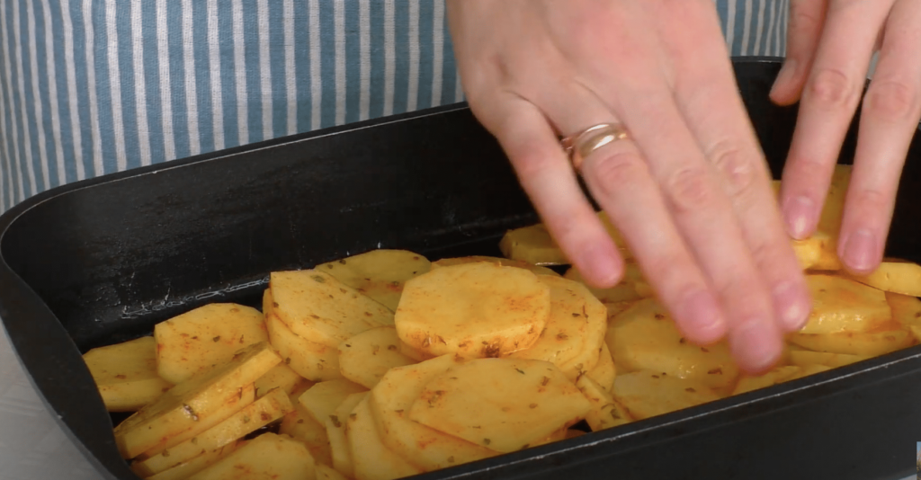 vynikající recept na kuřecí špízy s bramborami – vše z jednoho plechu