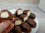 připravte si kokosové tyčinky s čokoládovou polevou bez pečení – recept na vánoční cukroví