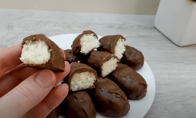 připravte si kokosové tyčinky s čokoládovou polevou bez pečení – recept na vánoční cukroví