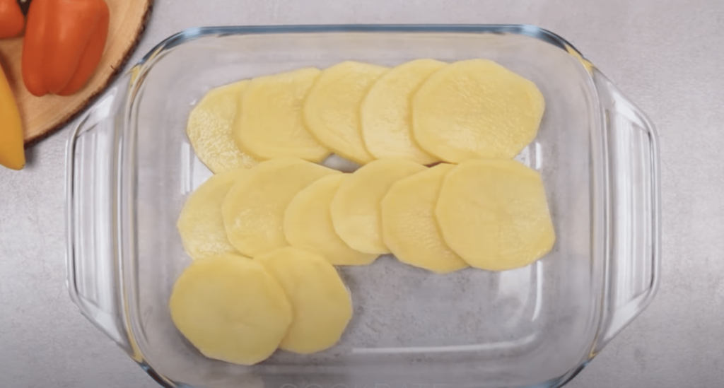 masové koule s bramborami připravené v jedné zapékací míse – rychlý a chutný oběd 