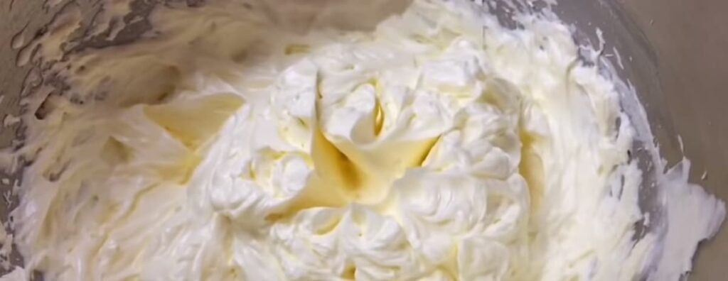 Po první dávce másla bílky zřídnou, ale postupně krém zhoustne.     