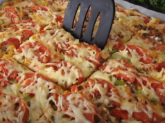 domácí pizza pro líné – těsto stačí nalít na plech a obložit