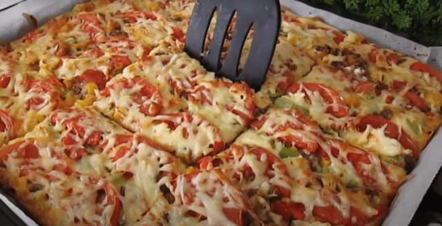 domácí pizza pro líné – těsto stačí nalít na plech a obložit