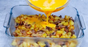 Když chybí čas: Recept na zapečené brambory, kde hraje hlavní roli sýr a žampiony (minimum nádobí!) Zapečené brambory se žampiony a sýrem – rychlý oběd z jednoho pekáče