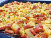 zapečené brambory s párky a zeleninou – tip na rychlou a levnou večeři