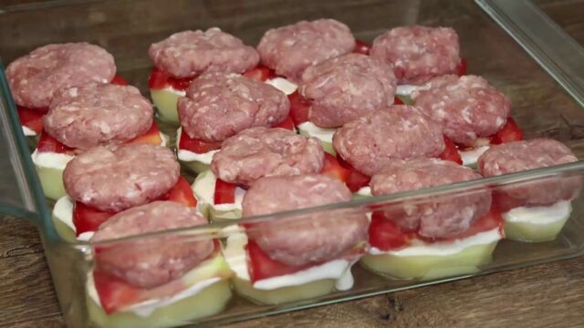 pečené brambory s rajčaty a mletým masem v jednom pekáči