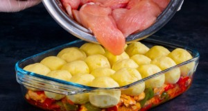 Zapečené kuřecí kousky s bramborami a zeleninou – rychlý a chutný oběd zapečené kuřecí kousky s bramborami a zeleninou – rychlý a chutný oběd