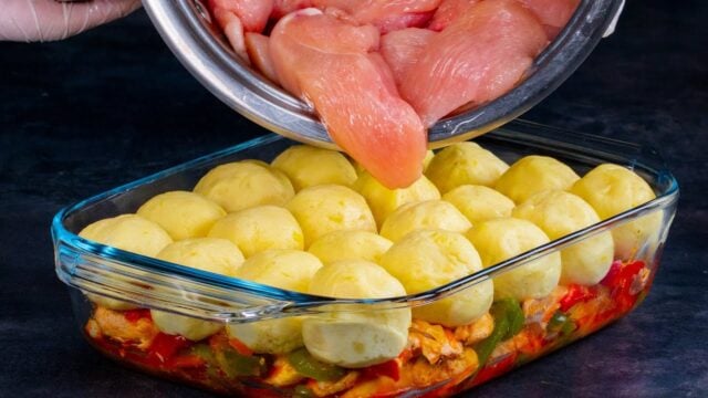 zapečené kuřecí kousky s bramborami a zeleninou – rychlý a chutný oběd