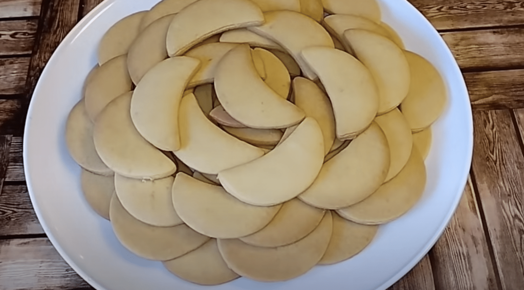 linecké měsíčky z bílého jogurtu a bez vajec – recept na vánoční cukroví Nepečeme zbytečně dlouho, abychom těsto nevysušili, pak budou tvrdé.
