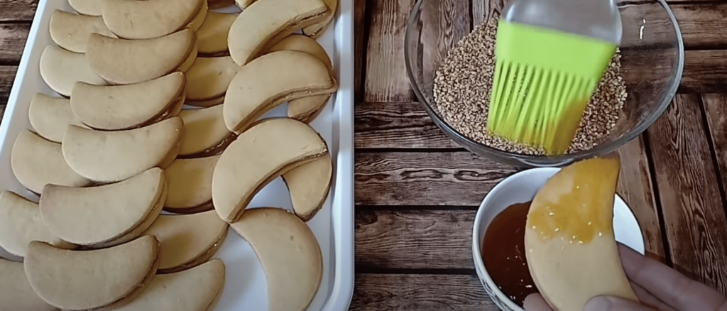 linecké měsíčky z bílého jogurtu a bez vajec – recept na vánoční cukroví linecké měsíčky z bílého jogurtu a bez vajec – recept na vánoční cukroví