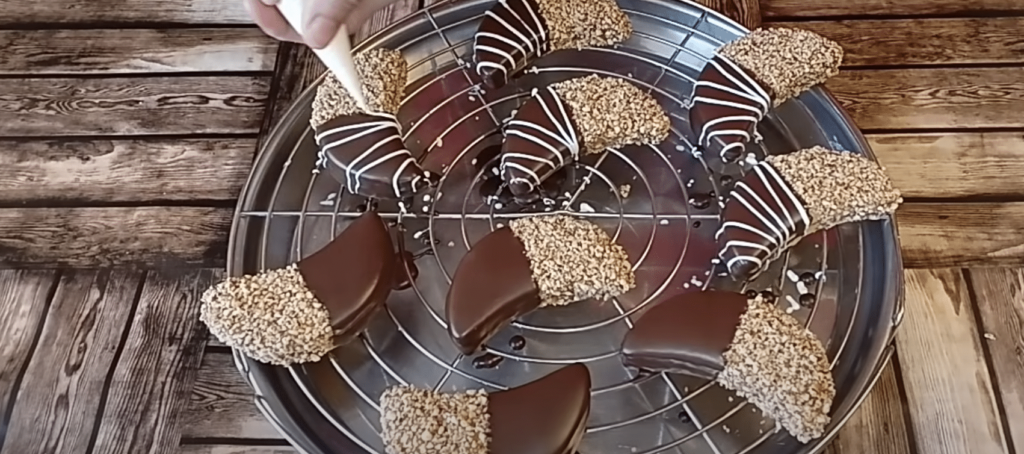 linecké měsíčky z bílého jogurtu a bez vajec – recept na vánoční cukroví Chutnají skvěle.