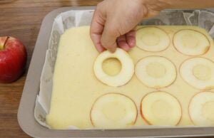 velmi lahodný jablečný koláč, který má lehkou přípravu – recept si uložte