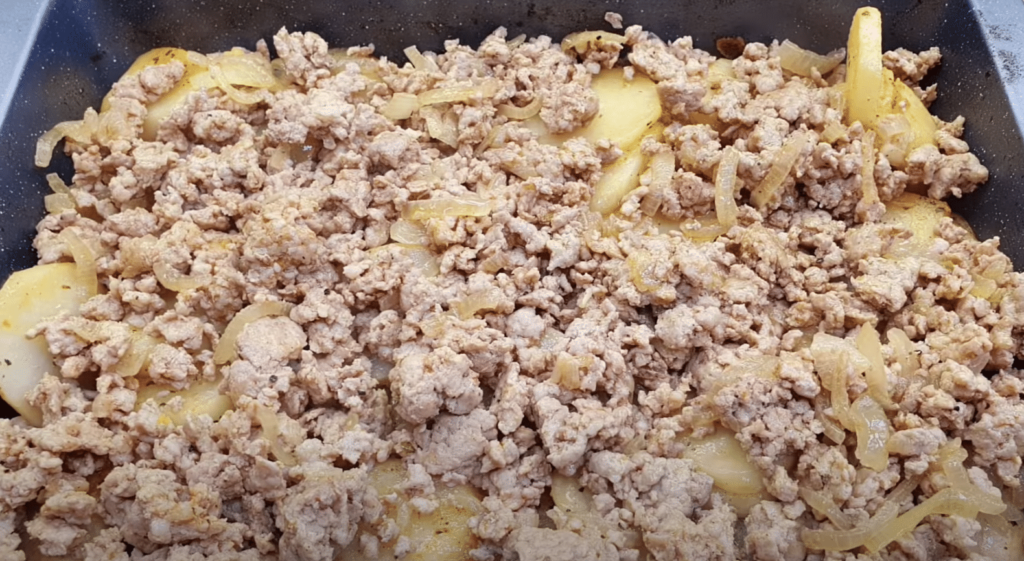 pečené brambory s mletým masem připravené v jednom pekáči – chutné a rychlé