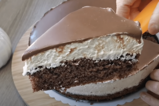 Nadýchaný piškotový dort s jemným mascarpone krémem a čokoládovou polevou