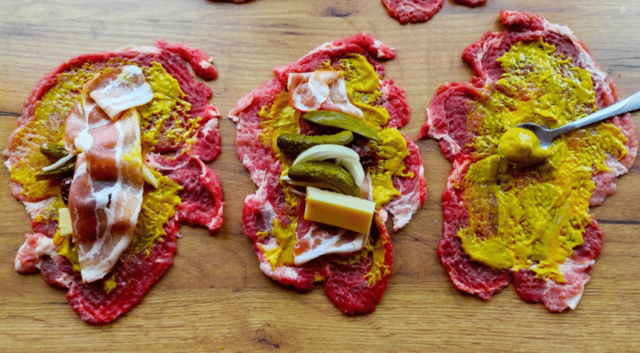 Plněné vepřové rolky se slaninou a sýrem