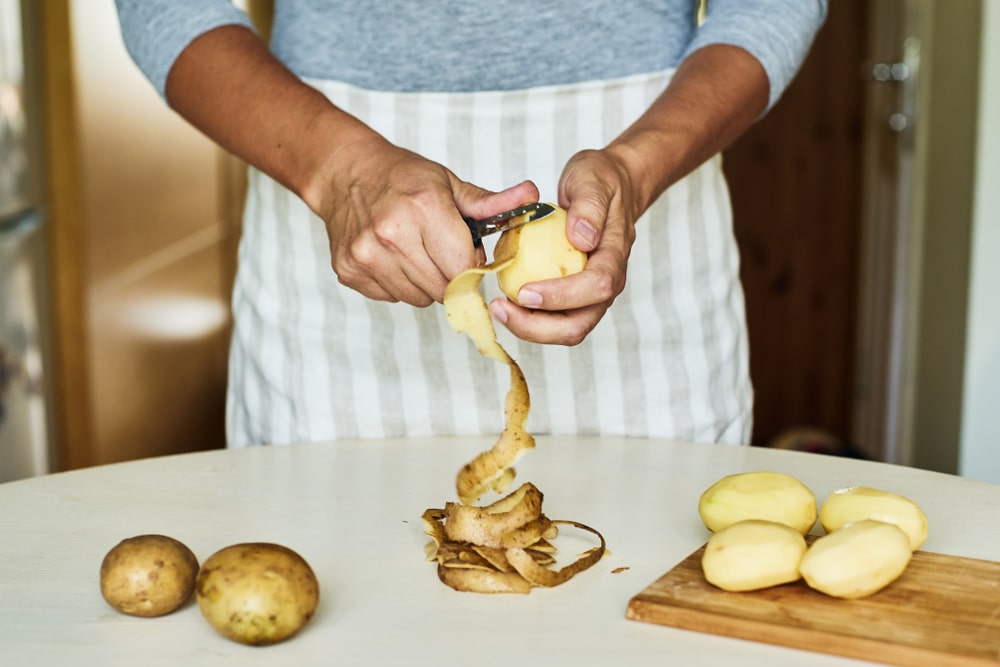 zapečené brambory s párky a zeleninou – tip na rychlou a levnou večeři