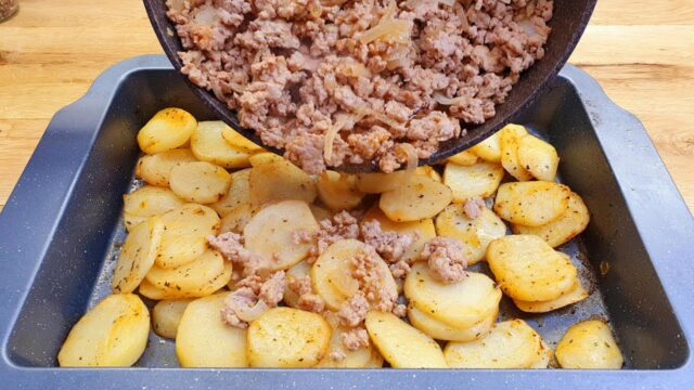 pečené brambory s mletým masem připravené v jednom pekáči – chutné a rychlé