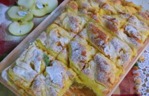 Šťavnatý jablečný koláč s vanilkovým pudinkem: doporučujeme vyzkoušet