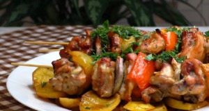 Vynikající recept na kuřecí špízy s bramborami – vše z jednoho plechu vynikající recept na kuřecí špízy s bramborami – vše z jednoho plechu