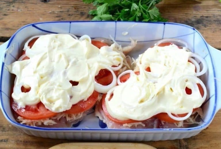 zapečená kuřecí prsa se strouhaným sýrem a rajčaty – velmi chutný oběd