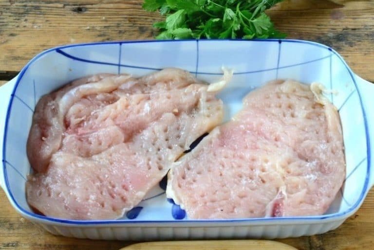 zapečená kuřecí prsa se strouhaným sýrem a rajčaty – velmi chutný oběd