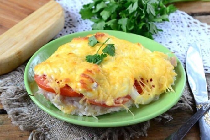 zapečená kuřecí prsa se strouhaným sýrem a rajčaty – velmi chutný oběd